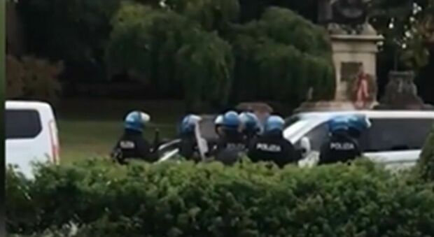 Polizia a Verona sul luogo dello scontro