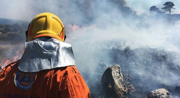 Le fiamme devastano il Salento Fuoco a Badisco: via dal villaggio
