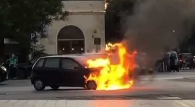 Lecce, paura in centro: auto va a fuoco nel traffico
