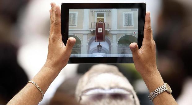Roma, prete compra un iPad dai ladri, poi lo riporta alla proprietaria ma pretende soldi: condannato