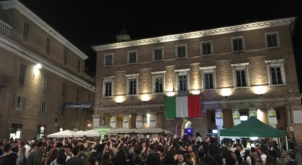 Il ritrovo del giovedì degli studenti nel centro storico di Urbino