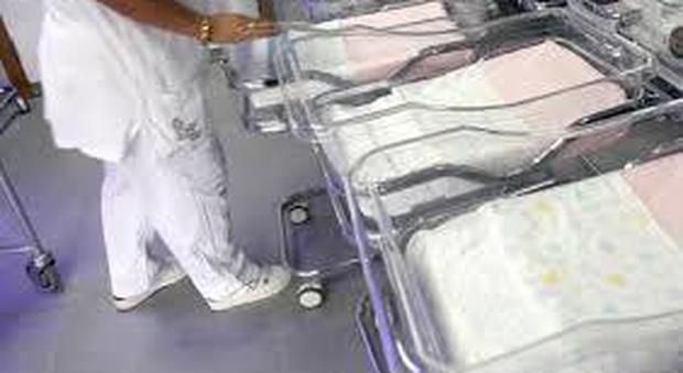 Milano, neonato muore poco dopo il parto, i genitori: «Non riuscivano a tirarlo fuori». L'ospedale: «Non siamo responsabili»