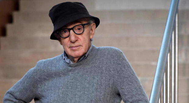 Woody Allen, Hachette cancella la pubblicazione della sua autobiografia dopo le proteste della figlia Dylan Farrow che lo accusa di abusi