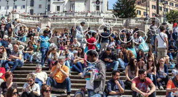 Piazza di Spagna, ambulanti abusivi picchiano e rapinano due turisti americani: arrestati