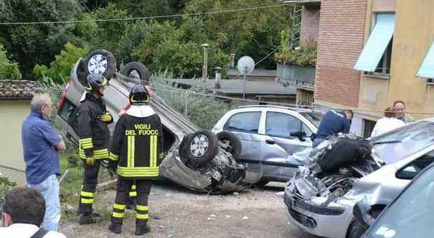L'auto precipitata nel parcheggio privato a Cervara di Terni