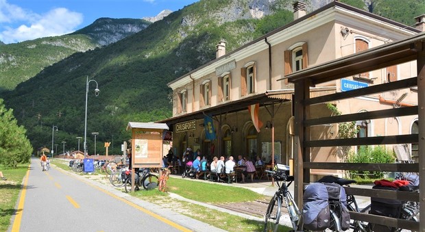 La vecchia stazione dei treni lungo la ciclovia Alpe Adria a Chiusaforte