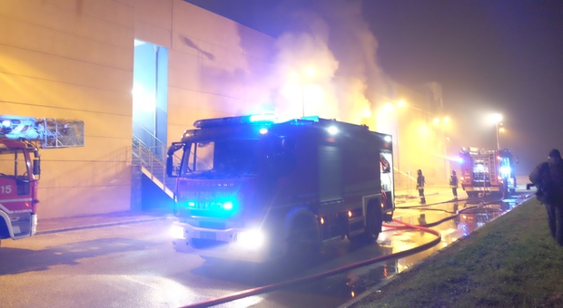 I pompieri in azione al Cinergia di Rovigo