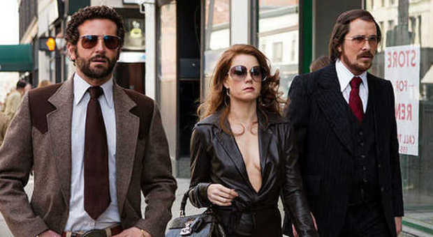 Amy Adams con Bradley Cooper e Christian Bale Ph Columbia Entertainment Weekly