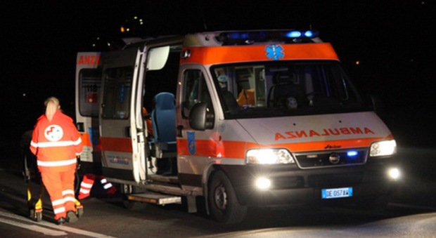 Travolta da un'auto mentre rincasa in bici: 77enne muore in ambulanza