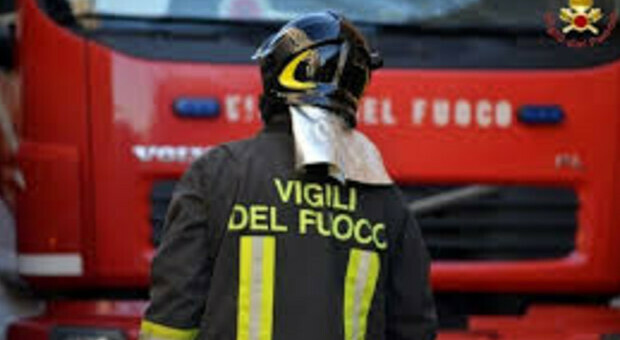 Roma, paura nella notte: minicar a fuoco, le fiamme danneggiano due auto e due moto