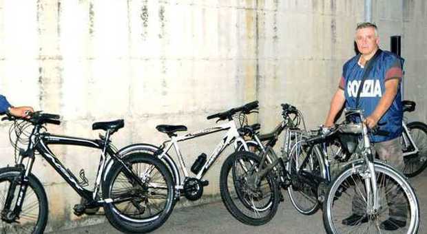 Ladri in fuga ​dopo il furto La polizia recupera 6 biciclette