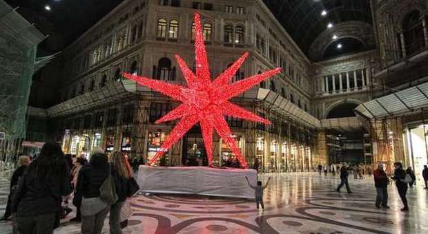 A Napoli arriva il Natale: il sindaco accende le luci per le vie del centro