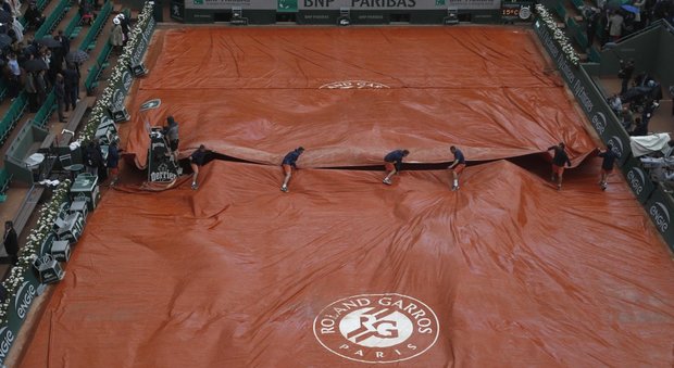 Roland Garros, la pioggia rinvia a domani Nadal e Djokovic