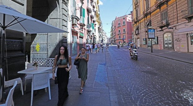 Napoli, l'odissea di autobus e metrò: negozi storici già in ferie