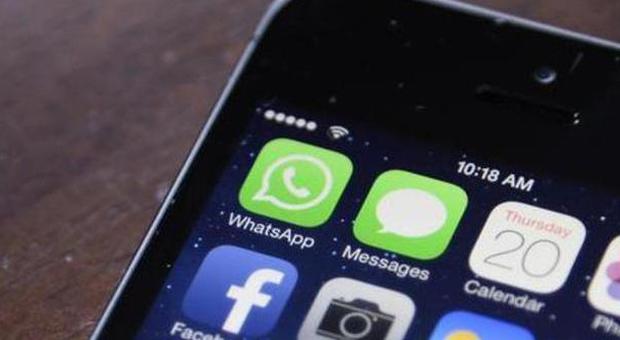 Whatsapp può creare dipendenza: c'è chi lo guarda 12 volte all'ora