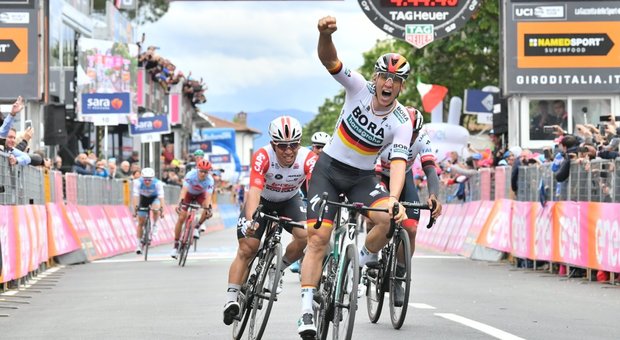 Giro d'Italia, Ackermann conquista la seconda tappa davanti a Viviani. Roglic resta in rosa