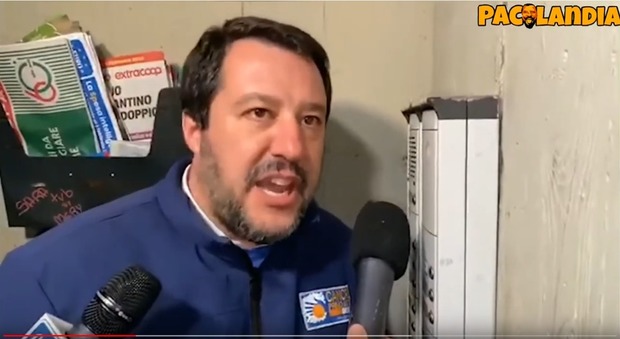 Salvini al citofono di una palestra a Caserta: la parodia dello youtuber è tutta da ridere