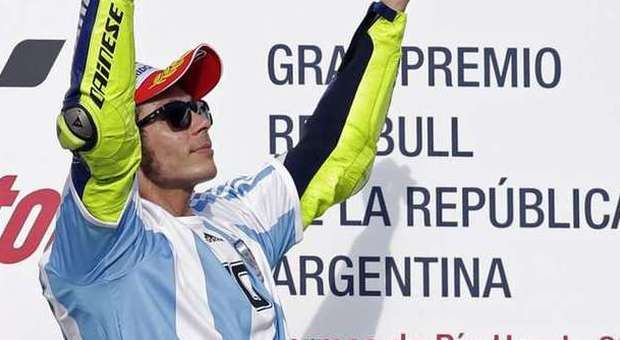 Valentino Rossi, nuovo capolavoro: vittoria con dedica a Maradona. Marquez cade, Dovizioso secondo