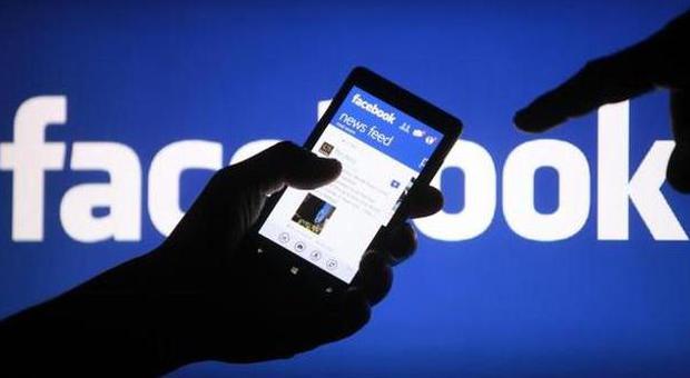 Facebook aggiorna l'app sugli smartphone: ora i post si possono scrivere anche 'offline'
