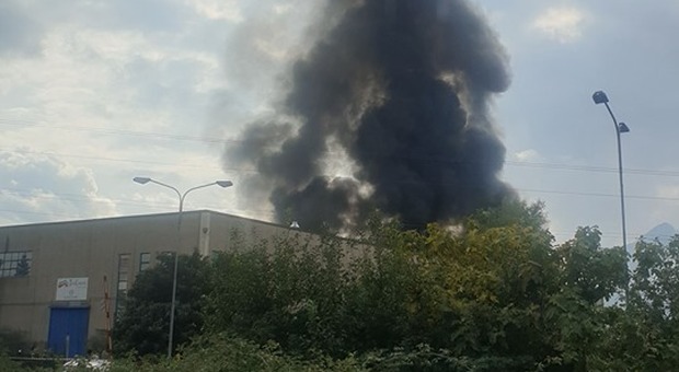 Incendio in una fabbrica di pelli a Frosinone. Paura in città: «Un boato, l'aria irrespirabile»