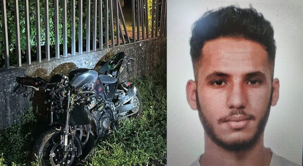 La moto del giovane marocchino distrutta dopo l'incidente e la vittima Chakir Adnan