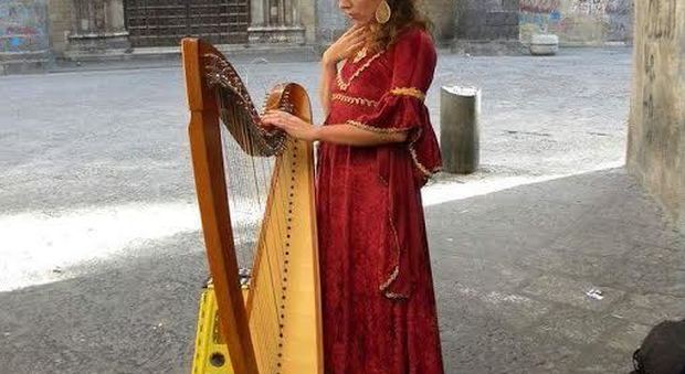 Rubata l'arpa alla musicista di strada. Scatta la colletta di solidarietà per Zena