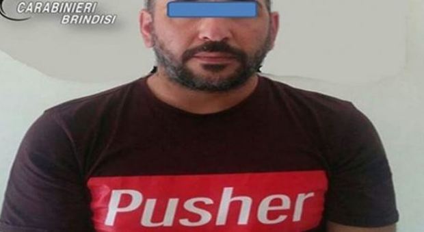 Brindisi, va in giro con maglietta "pusher": i carabinieri gli trovano in auto mezzo chilo di droga