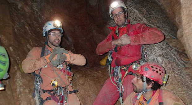 Soccorritori del Cnsas italiano nella grotta