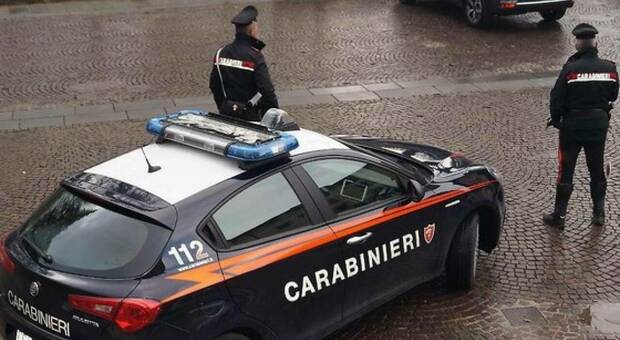 Un'auto dei carabinieri e due militari