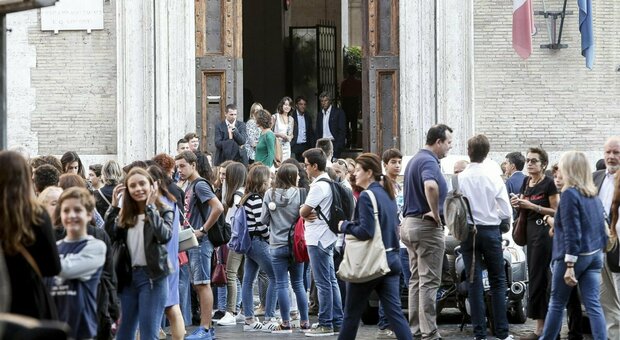 Scuole Lazio senza professori, scoperte 9mila cattedre. Mancano anche 113 presidi e 1.500 fra bidelli e impiegati