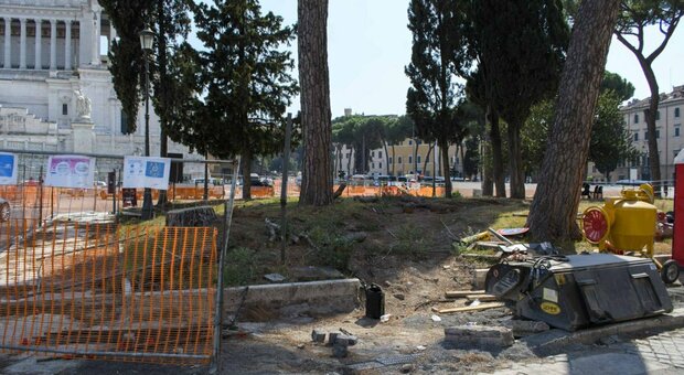 Piazza Venezia, degrado nel salotto di Roma: un cantiere nelle aiuole