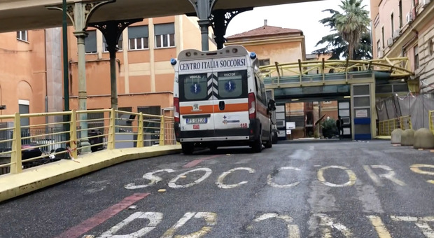 Roma, medici e infermieri dell'Umberto I aggrediti a sassate e coltellate da un senzatetto: quattro feriti