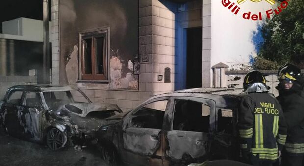 Salento, altre due auto bruciate nella notte: danneggiato anche il prospetto di un'abitazione