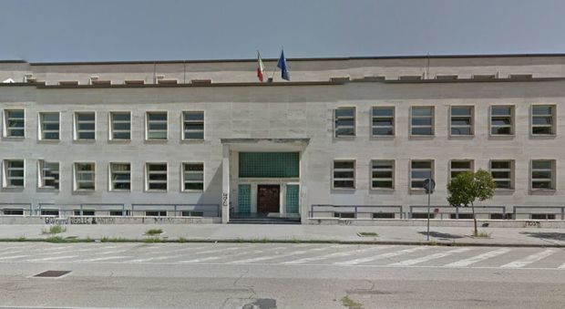 Benevento, bomba distrugge il portone del liceo classico Giannone