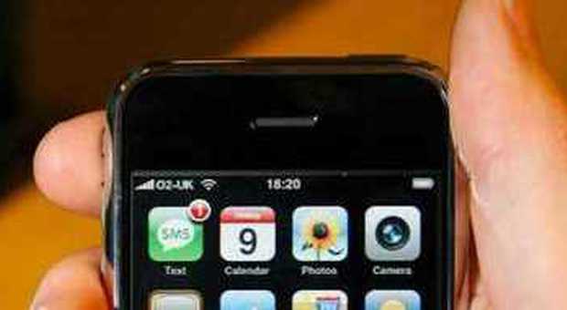 Gli hacker "giocano" con l'iPhone: in 20 secondi violato sistema sicurezza