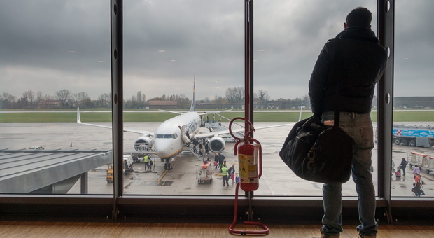 Aereo Ryanair imbarca acqua durante il temporale. Passeggeri aspettano 16 ore per partire