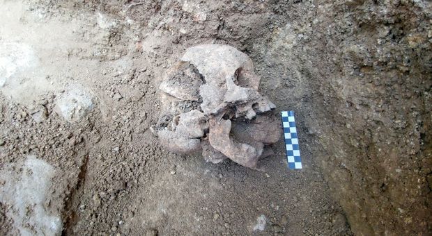 Lugnano in Teverina, dagli scavi riemerge la tomba di una bambina di 10 anni forse uccisa dalla malaria