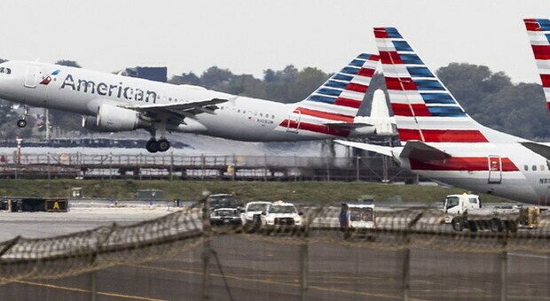 «Metta la mascherina», il passeggero si rifiuta e picchia l'assistente di volo: aereo costretto a cambiare rotta negli Usa