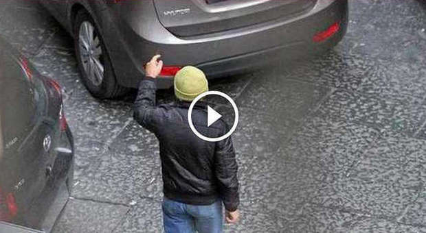 Abusivo fa parcheggiare sui marciapiedi, poi strappa le multe | Video