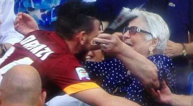 Alessandro Florenzi abbraccia la nonna all'Olimpico dopo il gol
