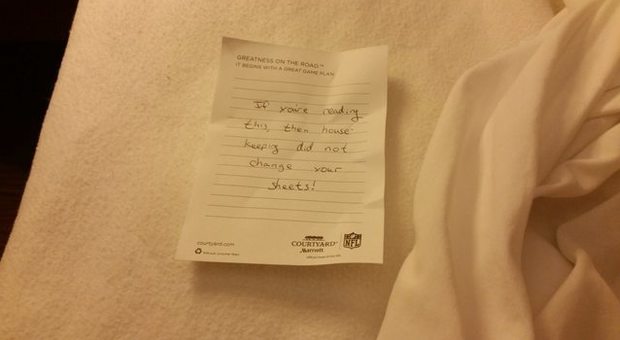 Trova un biglietto nella stanza d'albergo e lo pubblica: ecco cosa c'è scritto