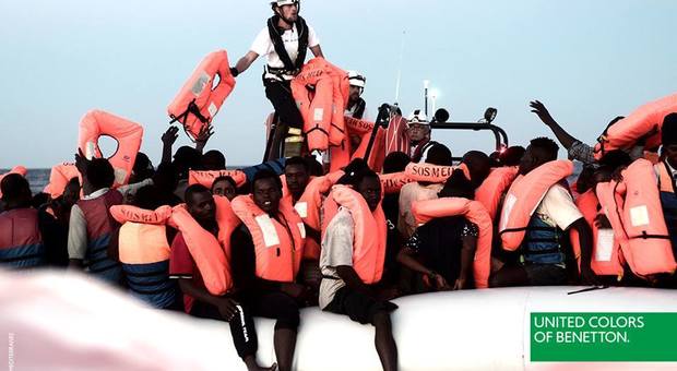 Benetton e la campagna con i migranti sul barcone. Salvini: «È squallido», e Toscani lo paragona a Crozza