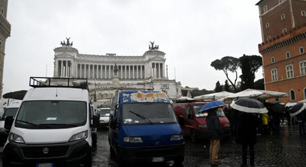 Piazza Venezia bloccata: gli ambulanti protestano paralizzando il traffico con 150 furgoni