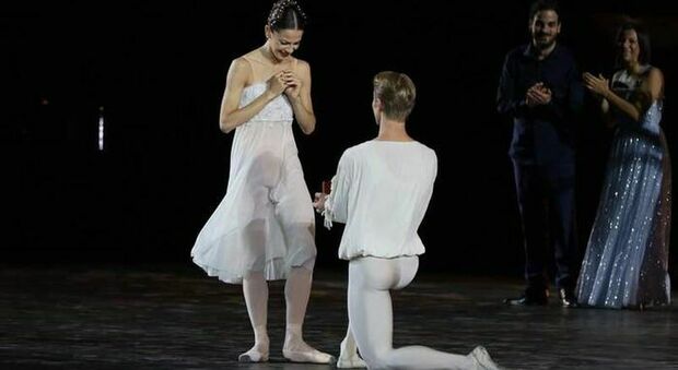 Sopresa per la prima ballerina della Scala Nicoletta Manni. Il compagno Timofej le chiede di sposarlo sul palco dell'Arena di Verona