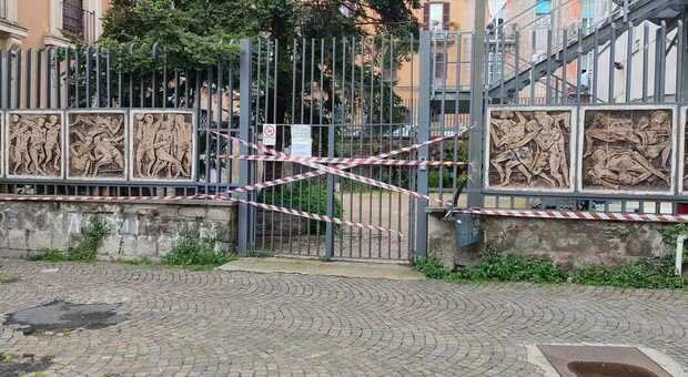 Liceo Buratti, un pezzo di cancello da 15 kg si stacca e finisce in testa a una collaboratrice scolastica