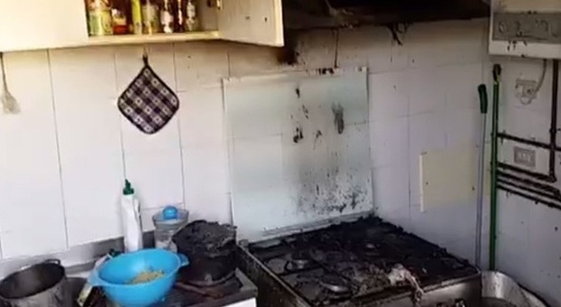 Il bimbo di 10 anni si fa da mangiare da solo: ​la casa va a fuoco, lui resta intossicato