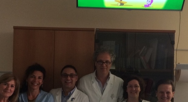 I medici di Chioggia e la Tv "anti-pianto" sul soffitto