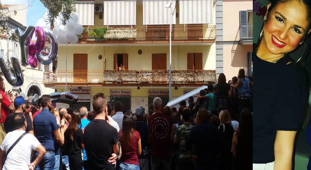 Giugliano: in duemila ai funerali di Giusy, morta in un tragico incidente in Puglia