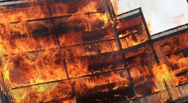 Londra, incendio devasta un palazzo di sei piani a Barking: nessuna vittima