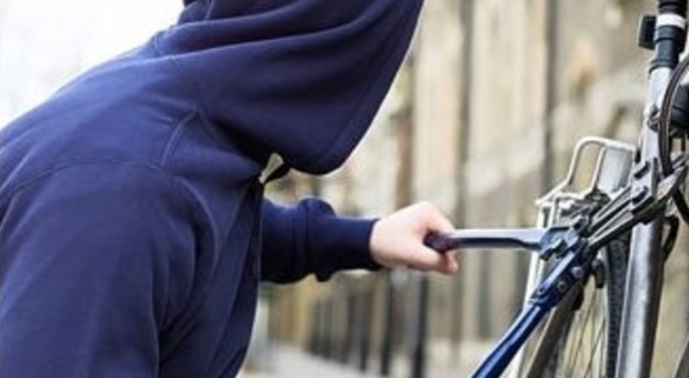 Ladro di biciclette sorpreso da 4 ragazzi: arrestato e processato